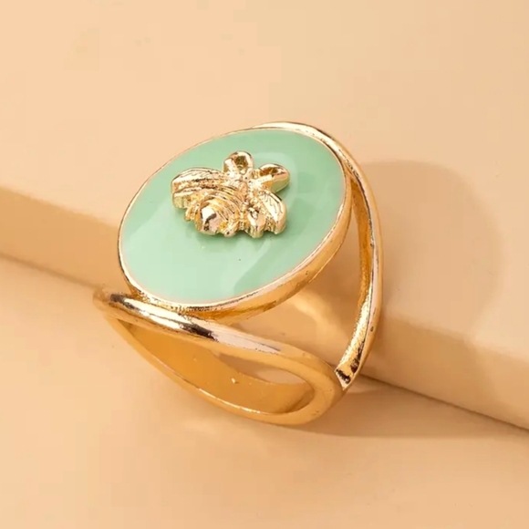 Oval Ice Green & Gold Bee Statement Ring - Picture 3 of 4